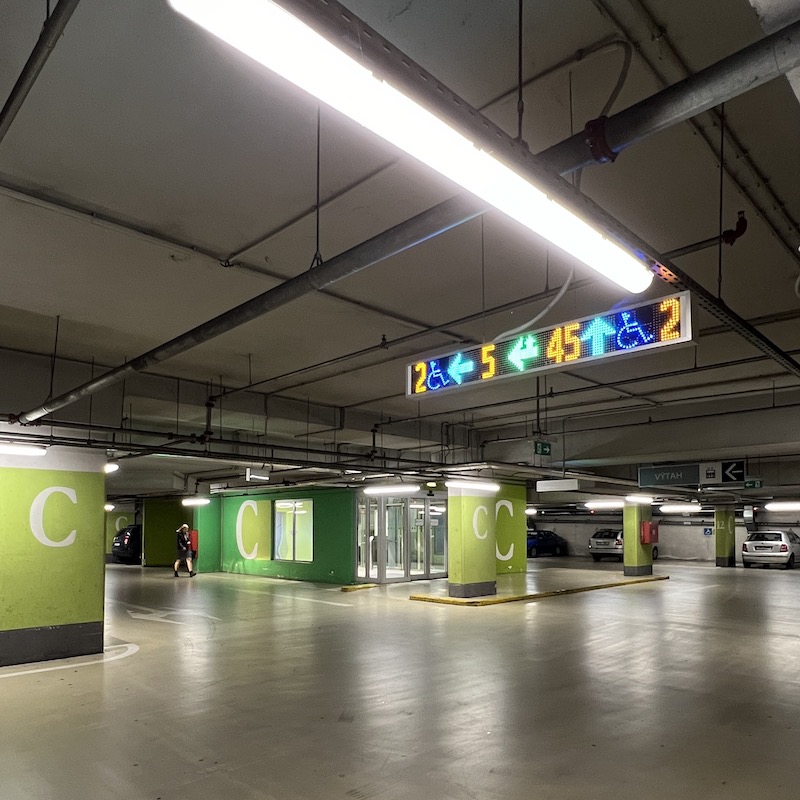 Parkujte v zadní zelené části ,,C,, a dále proskleným výtahem vyjedete do 3.patra - Congress hall